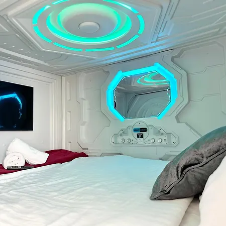 The Board Games Apartments - Brought To You By Coastline Retreats - Themed Town Centre Apartments All With Luxury 2 Person Jacuzzi Baths - 5 Mins Walk To The Beach, Netflix, Superfast Wifi-2