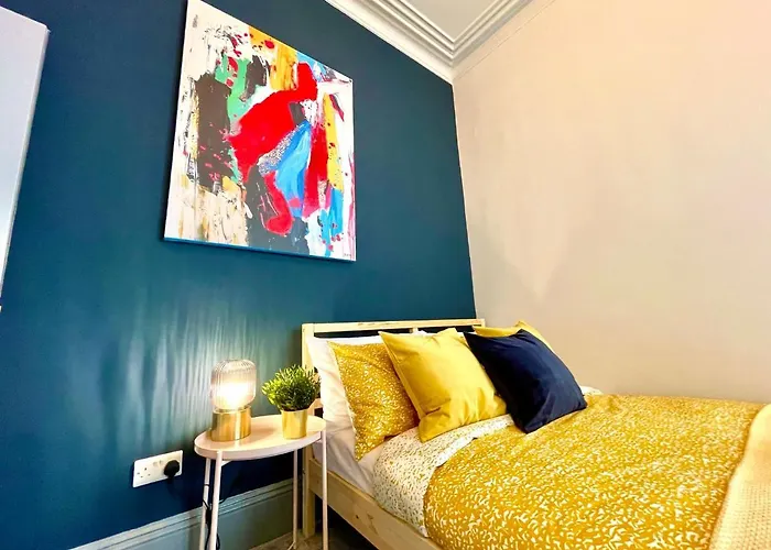 Coastal Charm: Stylish 2-Bedroom Near Beach
